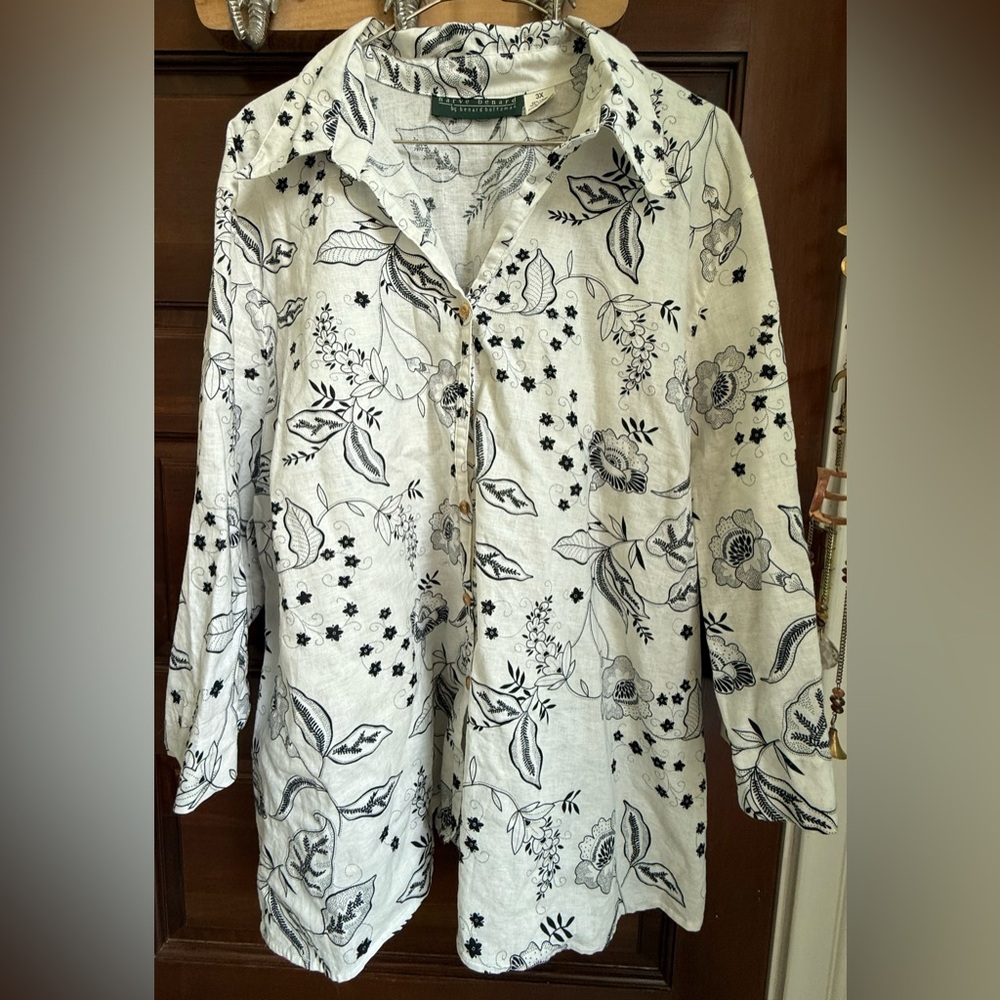 Harve Bernard women’s plus size button up linen blend back and white shirt.